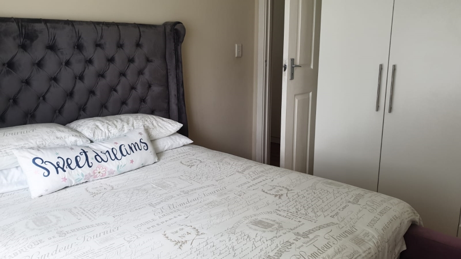 To Let 4 Bedroom Property for Rent in Beacon Bay Eastern Cape